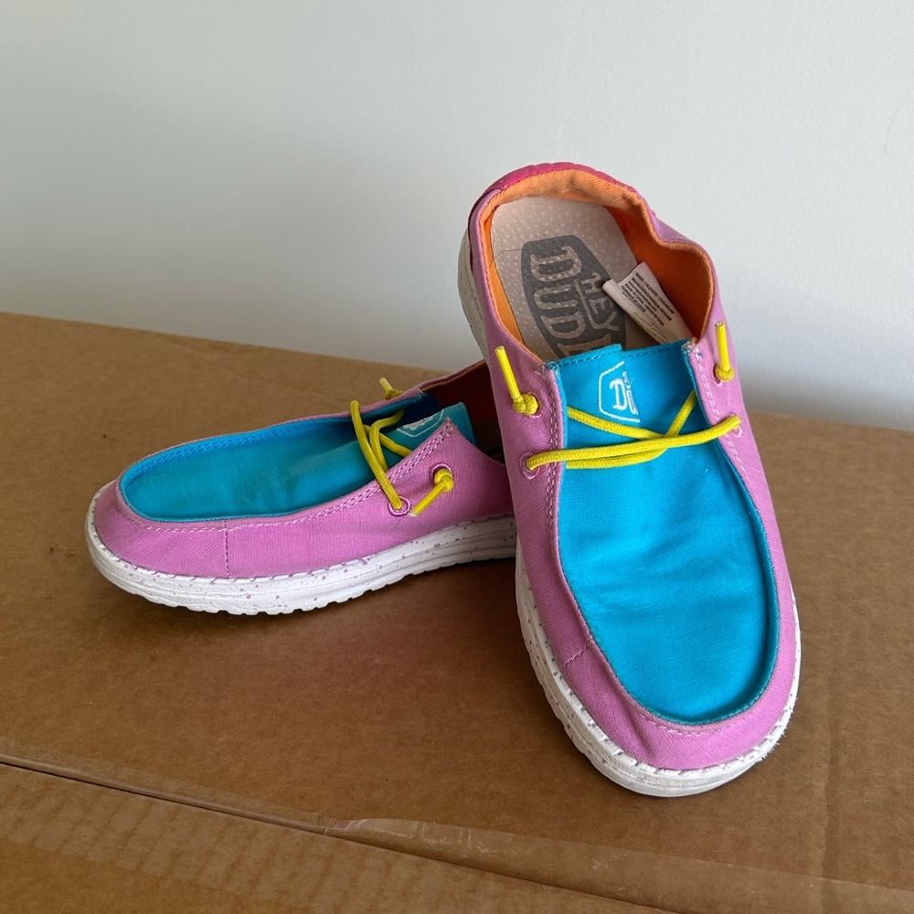 NWOT Wendy Youth slub Canvas Color Block Hey Dude